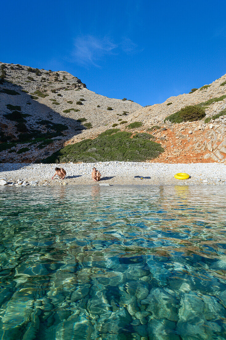 Junge Frauen am Strand einer einsamen Bucht auf Syphnos (Sifnos), griechische Inseln, Ägäis, Kykladen, Griechenland