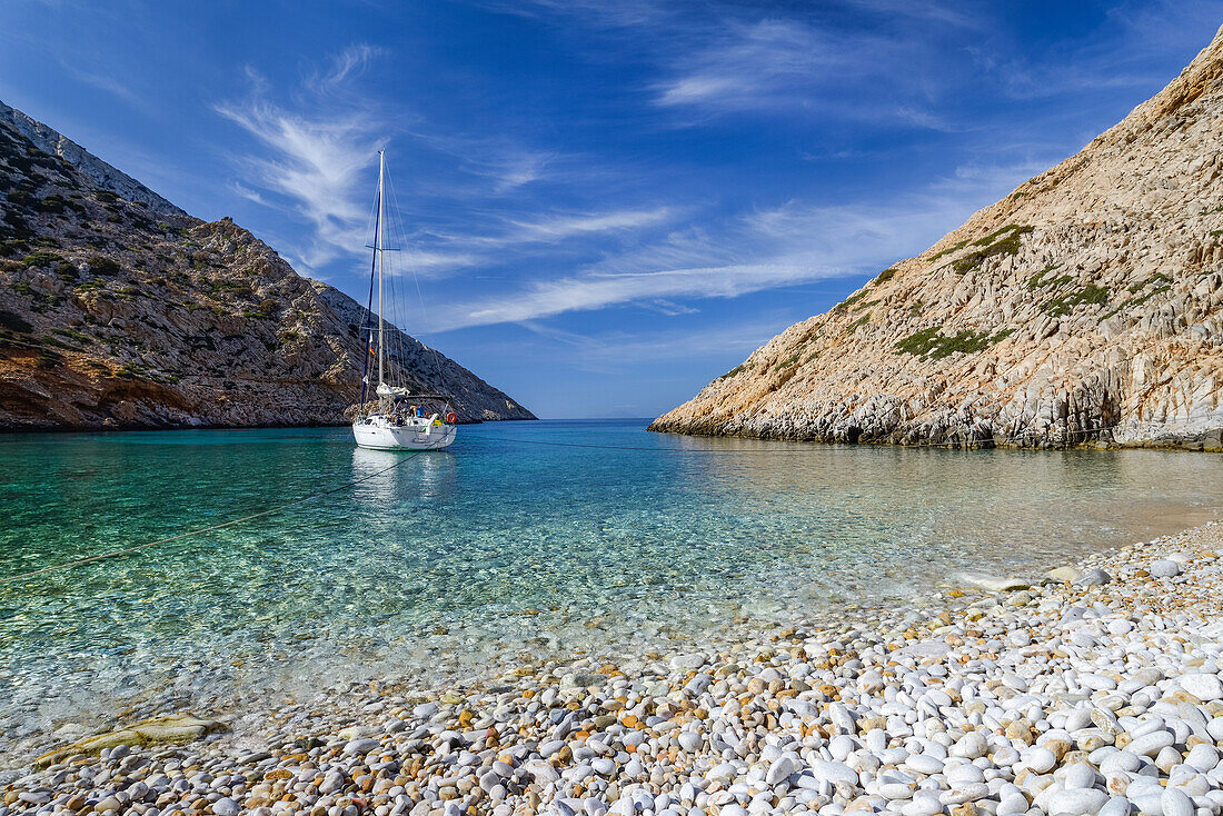 Ankernde Segelyacht in einsamer Bucht mit Kiesstrand, griechische Insel, Syphnos (Sifnos), Ägäis, Kykladen, Griechenland