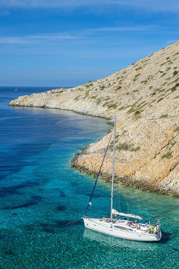 Ankernde Segelyacht in einsamer Bucht der griechischen Insel Syphnos (Sifnos), Ägäis, Kykladen, Griechenland