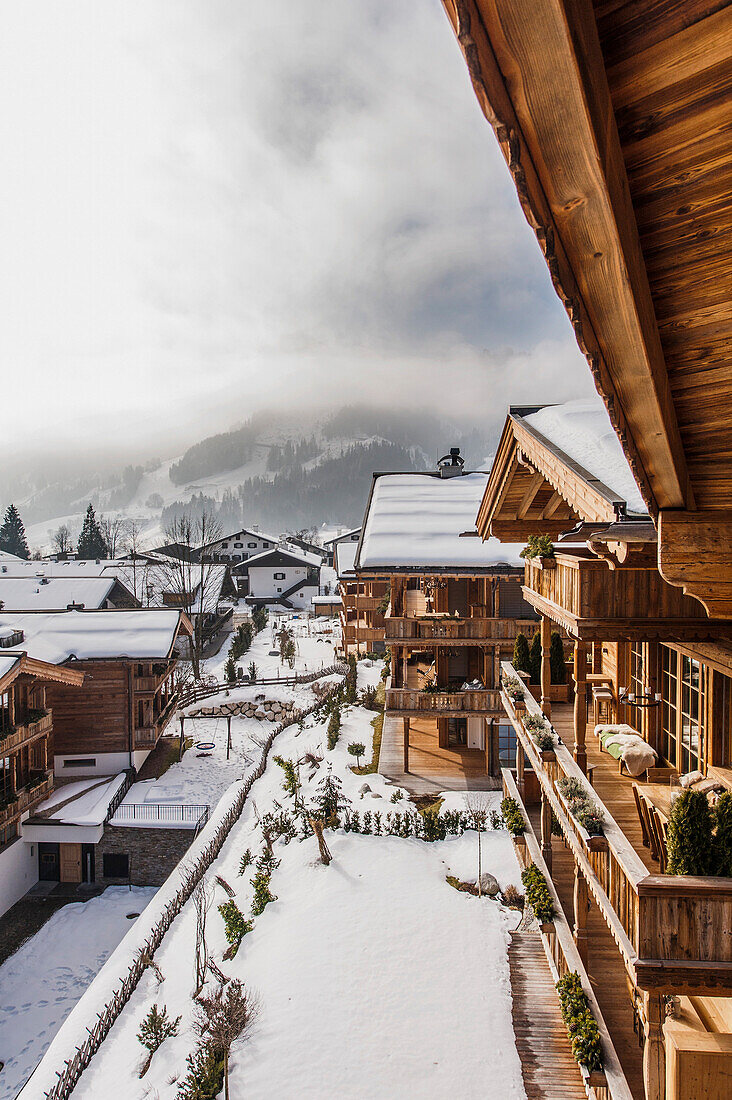 Ausblick auf Kitzbühel aus einer Penthousewohnungsterrasse im modernen Alpenlook, Kitzbühel, Tirol, Österreich