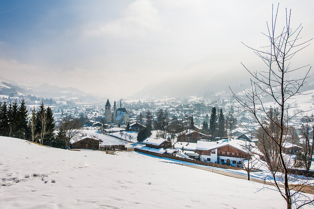 Blick auf Kitzbühel und das Bergpanorama, Tirol, Österreich