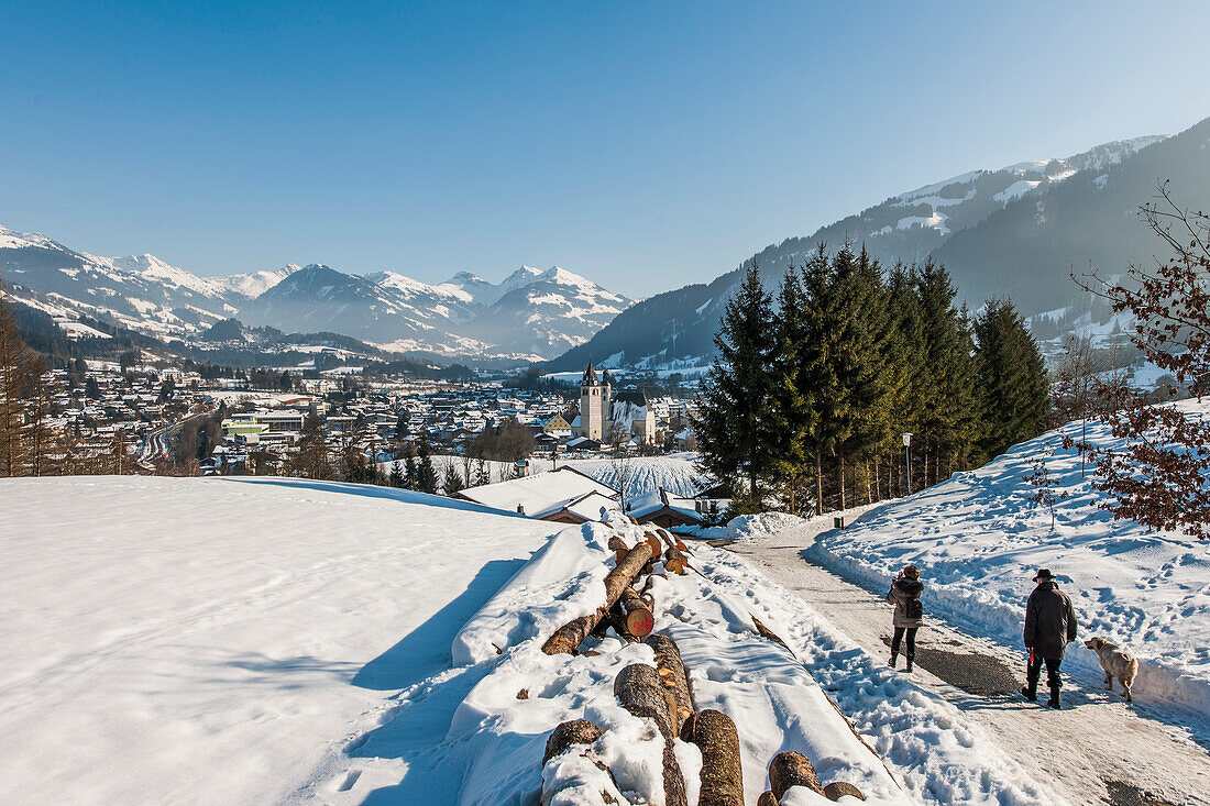 Blick auf Kitzbühel und das Bergpanorama, Tirol, Österreich