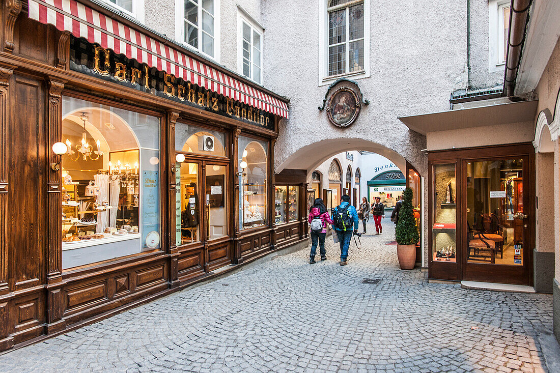 Menschen in den Gassen von Salzburg, Salzburg, Österreich