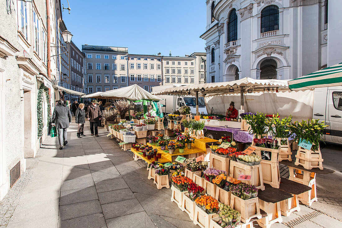 Markt und Menschen in den Gassen von Salzburg, Salzburg, Österreich