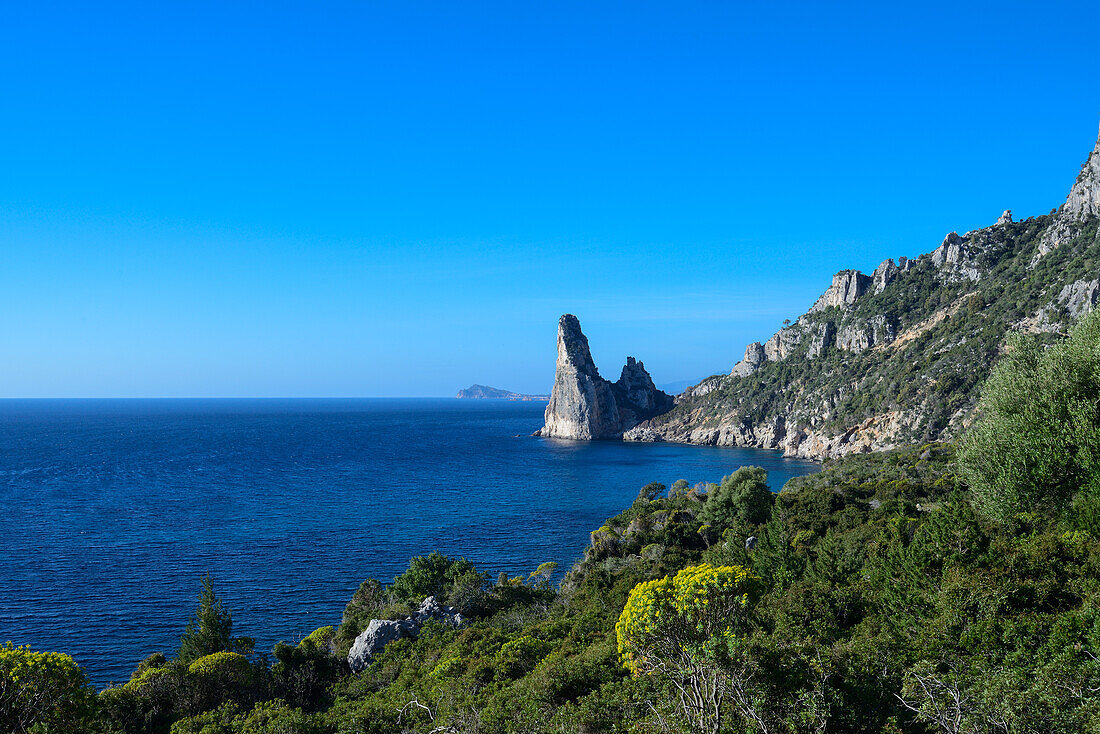 Felsnadel bei Pedra Longa, Santa Maria Navarrese im Hintergrund, Selvaggio Blu, Sardinien, Italien, Europa