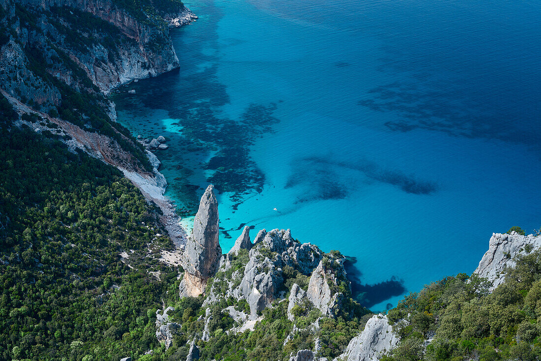 Mountainous coastal landscape, Cala Goloritze, rock-needle Aguglia Goloritze, Golfo di Orosei, Selvaggio Blu, Sardinia, Italy, Europe