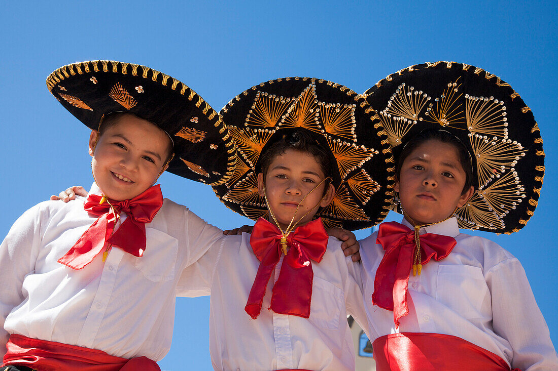 Drei junge Amigos in traditioneller Mariachi Tracht bei einer Tanzvorführung, Loreto, Baja California Sur, Mexiko, Mittelamerika