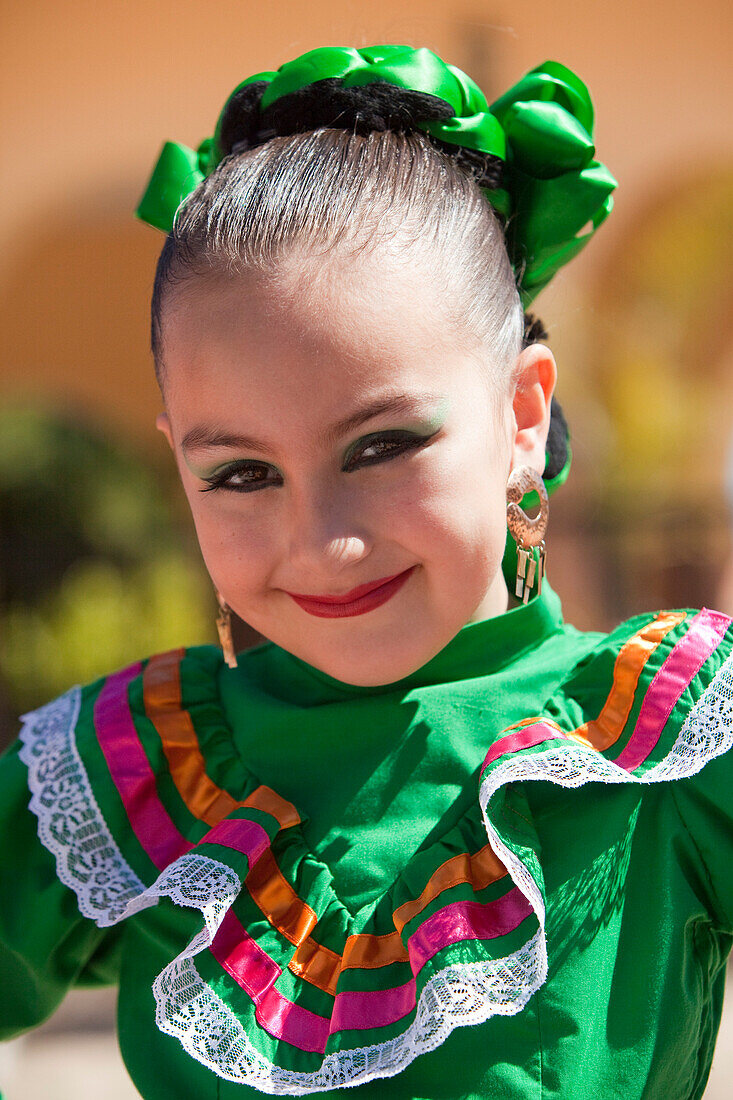Junges Mädchen in traditioneller Tracht bei einer Tanzvorführung, Loreto, Baja California Sur, Mexiko, Mittelamerika