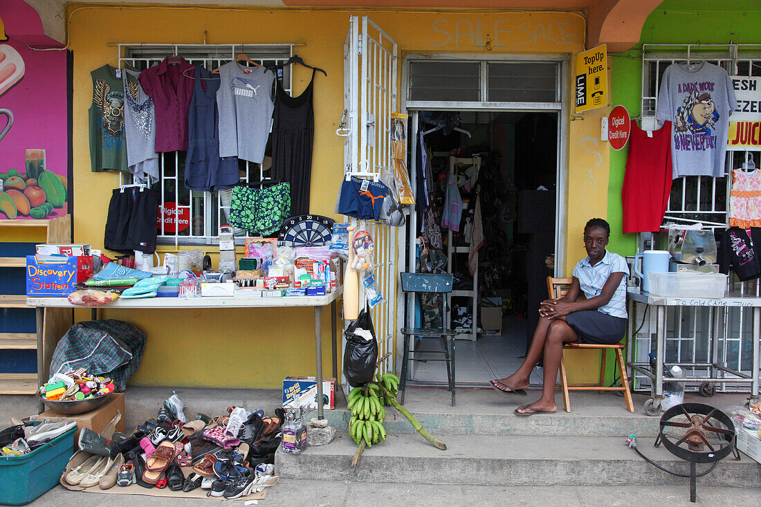 Frau vor Laden, Port Antonio, Portland, Jamaika, Karibik