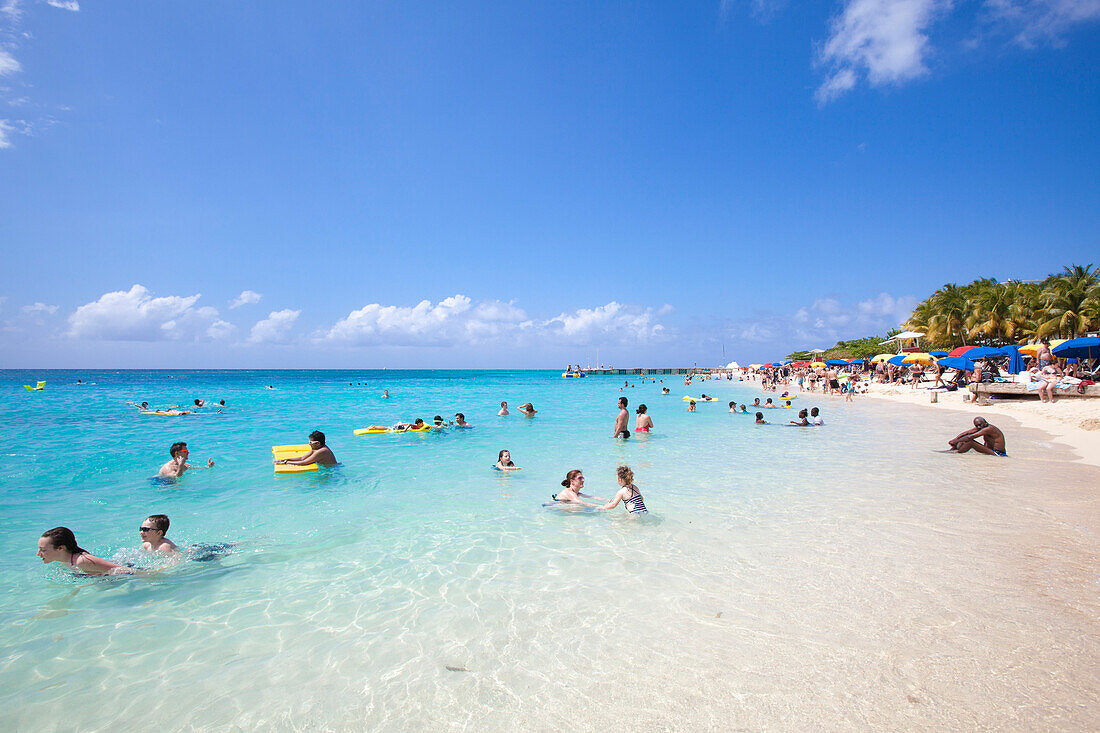 Menschen am Strand Doctor's Cave beach, Montego Bay, St. James, Jamaika, Karibik