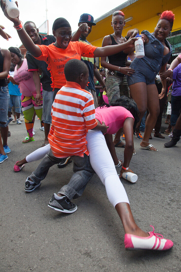 Tanzeinlage während einer Parade zur Eröffnung der Saison für den karibischen Karneval, St. John's, St. John, Antigua, Karibik