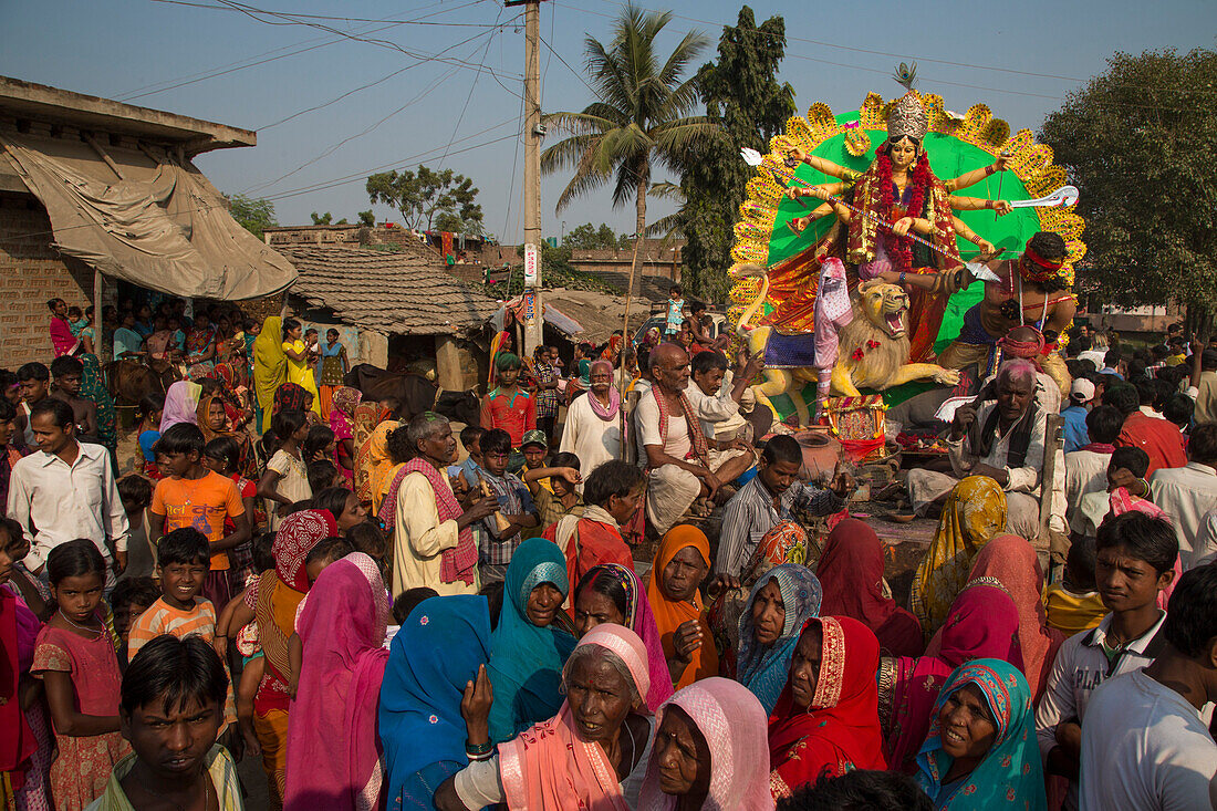 Frauen folgen Durga Figur während der Durga Puja Hindu Feierlichkeiten, nahe Sahibganj, Bihar, Indien