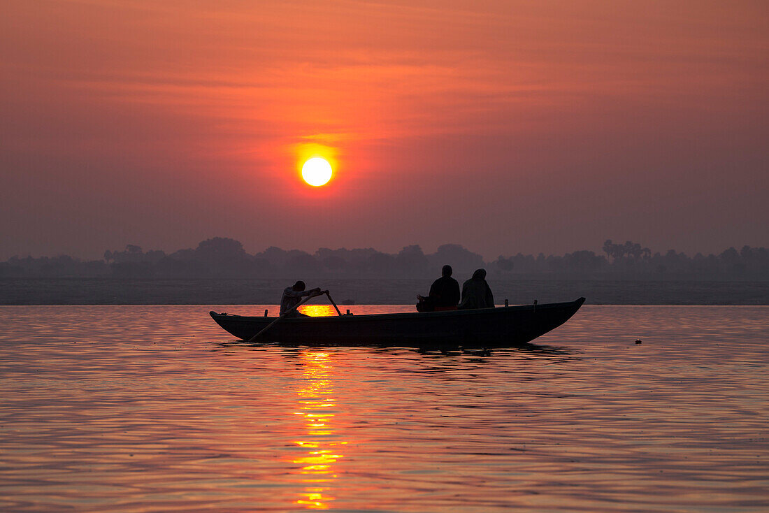 Boot auf dem Fluss Ganges bei Sonnenaufgang, Varanasi, Uttar Pradesh, Indien