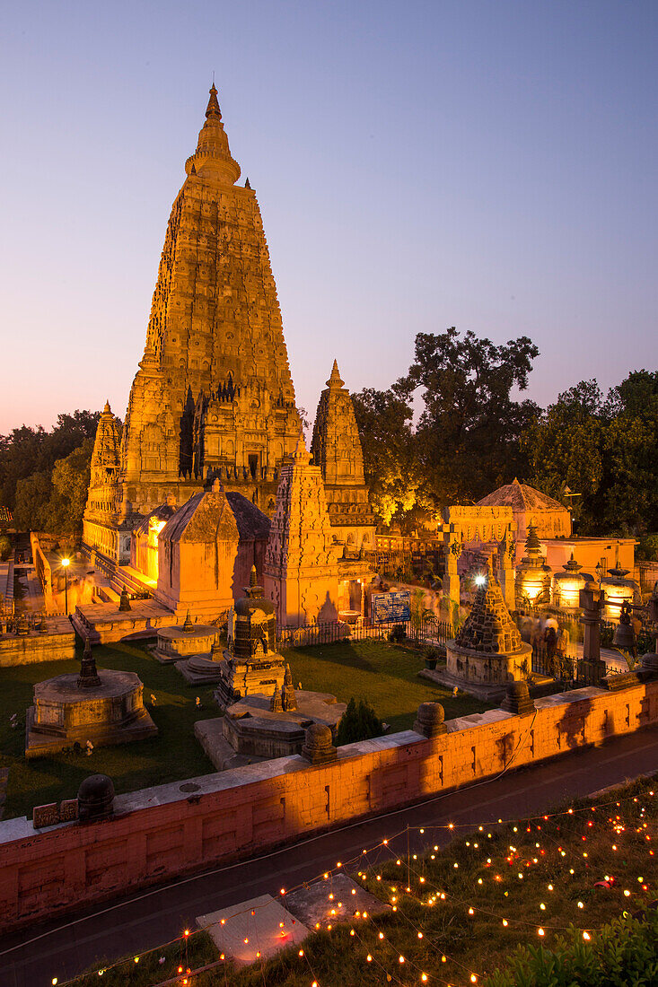 Der Mahabodhi Tempel (der Überlieferung gemäß ist es jener Ort, an dem Siddhartha Gautama, der historische Buddha, das Erwachen erlangte) im Dämmerlicht, Bodhgaya, Bihar, Indien