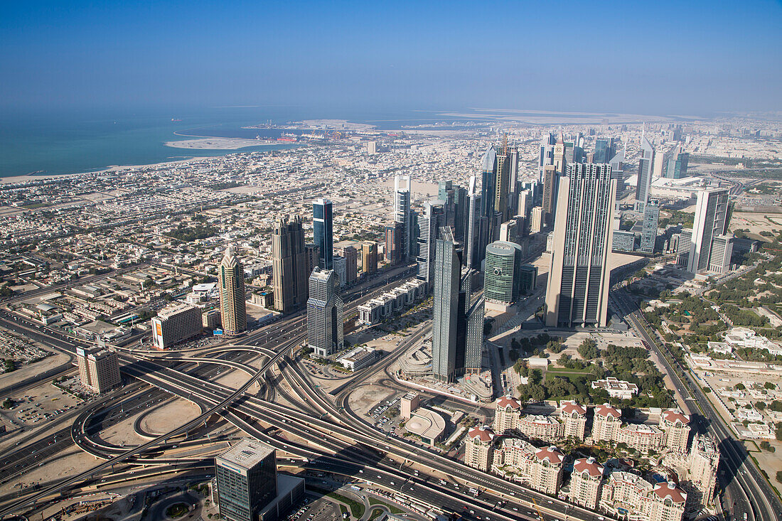 Blick auf Skyline von Aussichtsplattform At The Top im 124. Stockwerk vom Burj Khalifa Turm, Dubai, Vereinigte Arabische Emirate