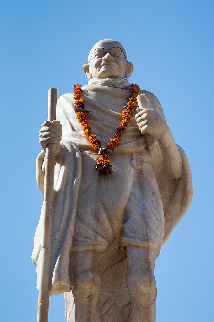 Statue von Mahatma Gandhi vor seinem ehemaligen Wohnhaus, Porbandar, Gujarat, Indien