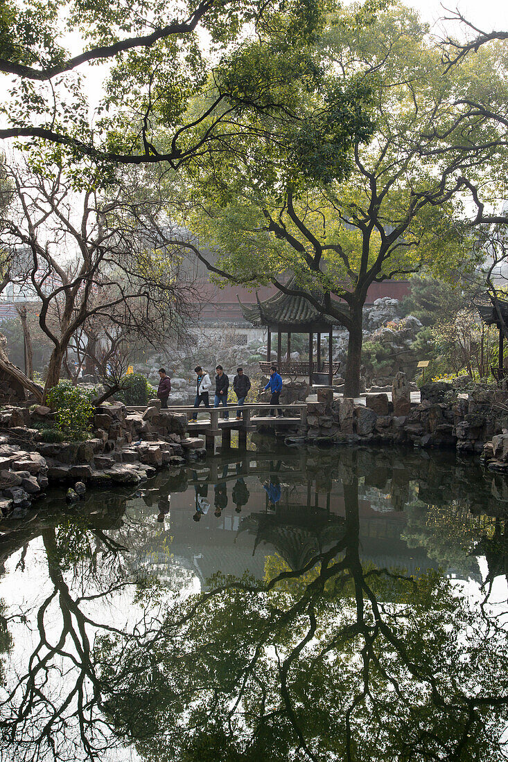Teich im Yuyuan Garden in der Altstadt, Shanghai, China, Asien