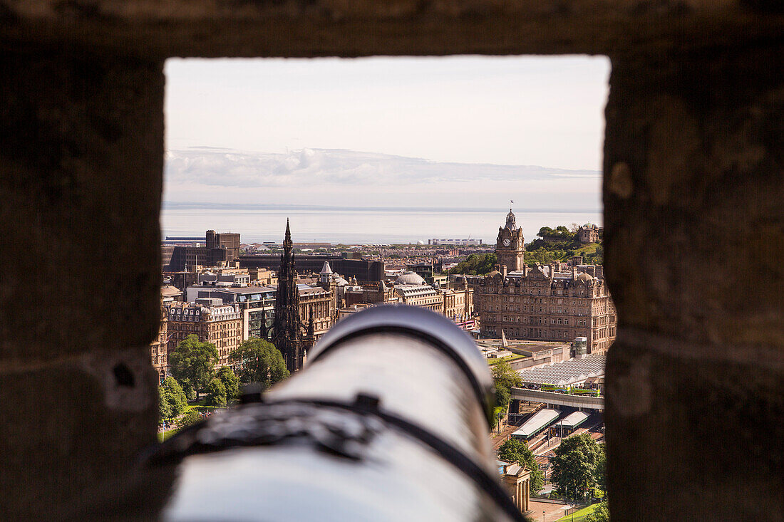 Blick durch Fensteröffnung von Burg Edinburgh Castle mit Kanone, Edinburgh, Schottland, Großbritannien, Europa