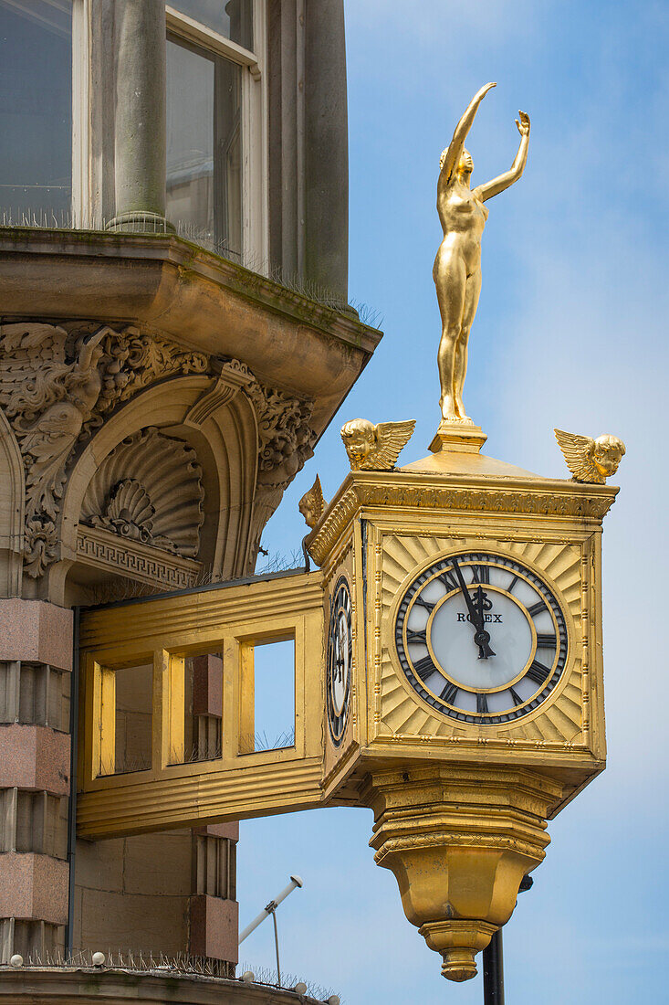 Goldene Rolex Uhr und Skulptur von Venus der Golden Lady am Northern Goldsmiths Gebäude, Newcastle upon Tyne, England, Großbritannien, Europa