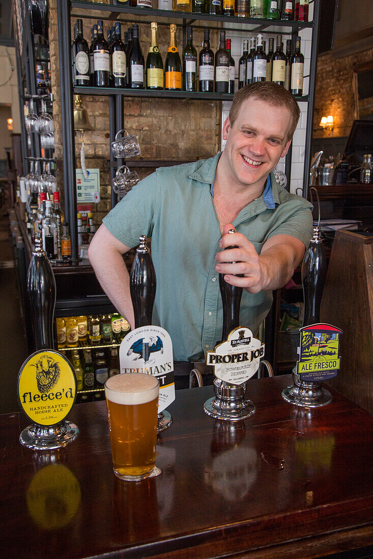 Fröhlicher Barkeeper im Pub The Golden Fleece, London, England, Großbritannien, Europa