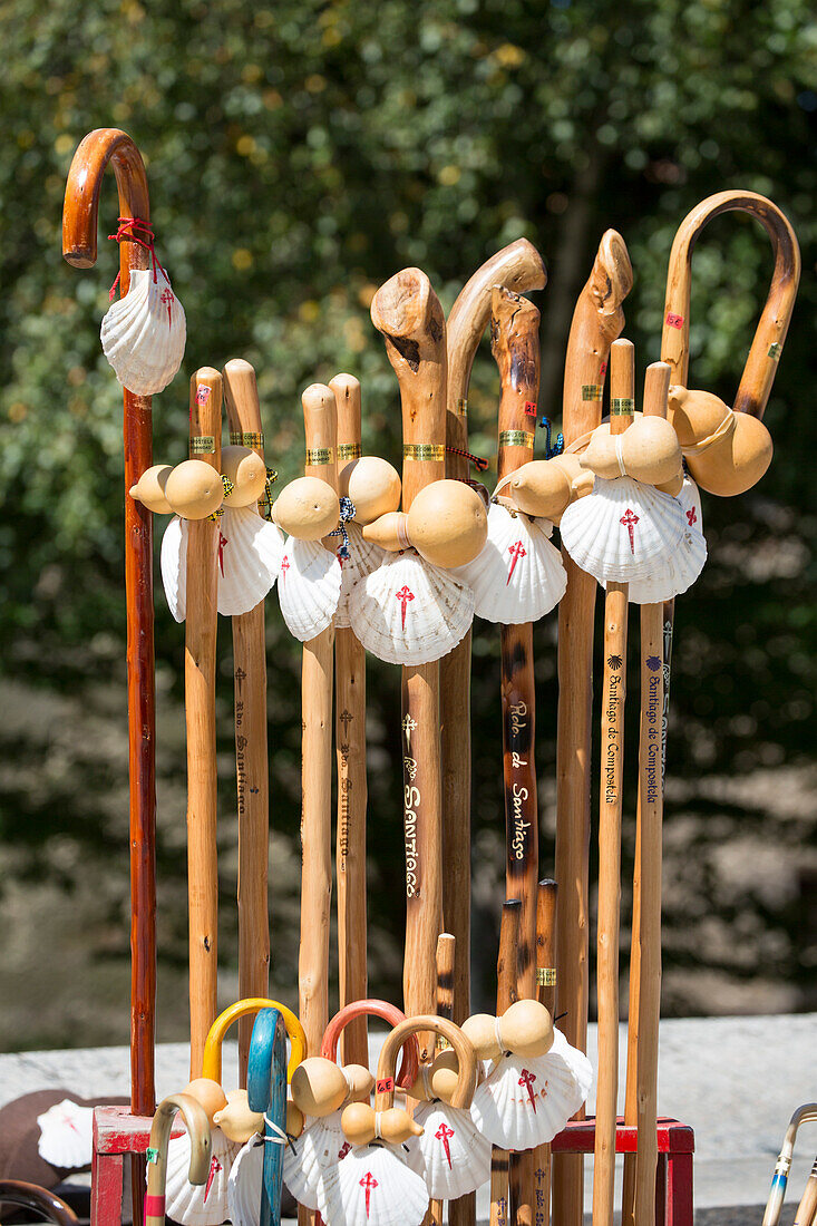 Souvenirstand mit Pilgerstöcken am Ende vom Jakobsweg, Santiago de Compostela, Galicien, Spanien, Europa