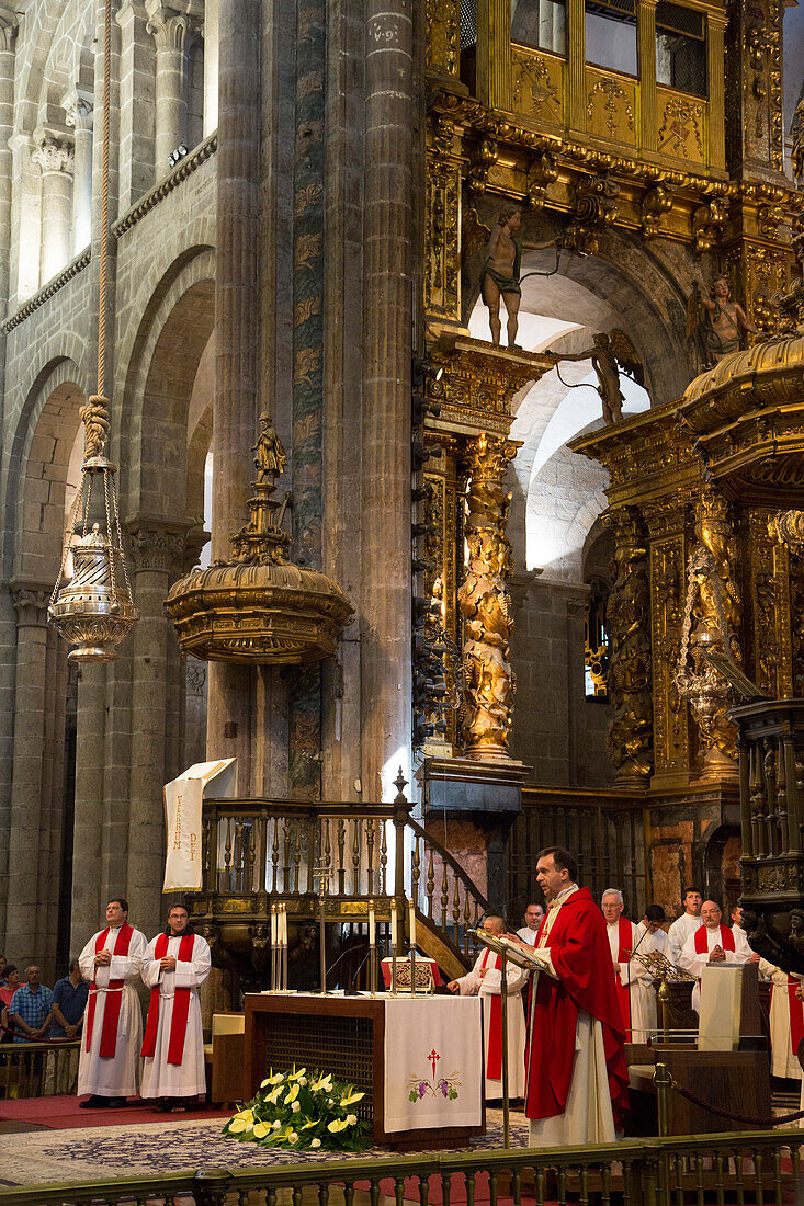 Gottesdienst in der Kathedrale von Santiago de Compostela am Ende des Jakobsweg, Santiago de Compostela, Galicien, Spanien, Europa