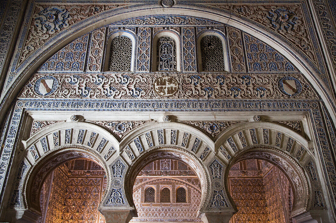 Torbogen mit Kacheln im geometrischem Muster der Mauren an einer Wand im Alcazar Königspalast, Sevilla, Andalusien, Spanien, Europa