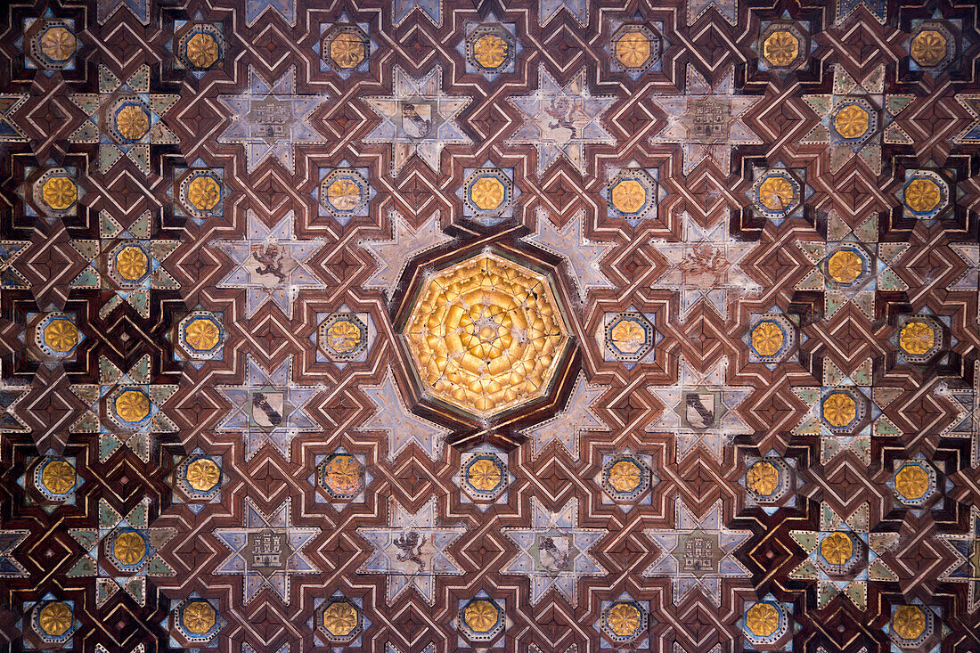 Kacheln mit geometrischem Muster der Mauren an einer Wand im Alcazar Königspalast, Sevilla, Andalusien, Spanien, Europa