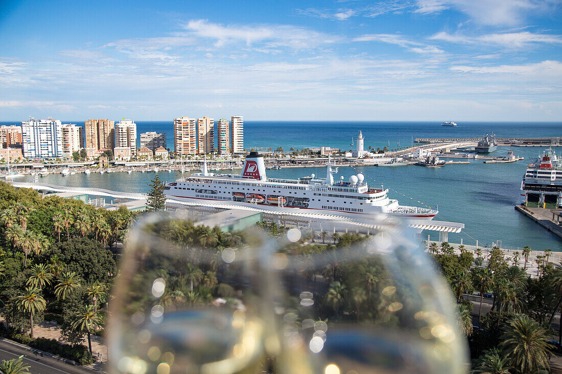 Kreuzfahrtschiff MS Deutschland (Reederei Peter Deilmann) an der Pier mit zwei Gläsern Weißwein im Vordergrund, Malaga, Andalusien, Spanien, Europa