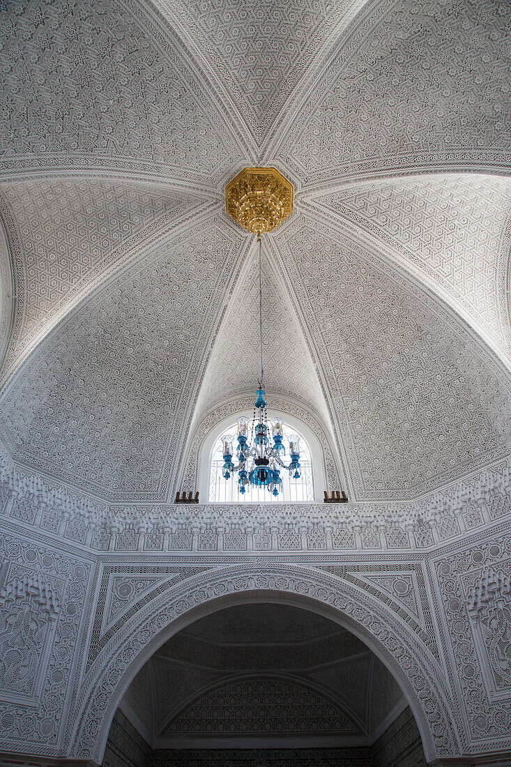 Mosaik aus Kacheln in einer Kuppel im Bardo Nationalmuseum, Tunis, Tunesien, Afrika