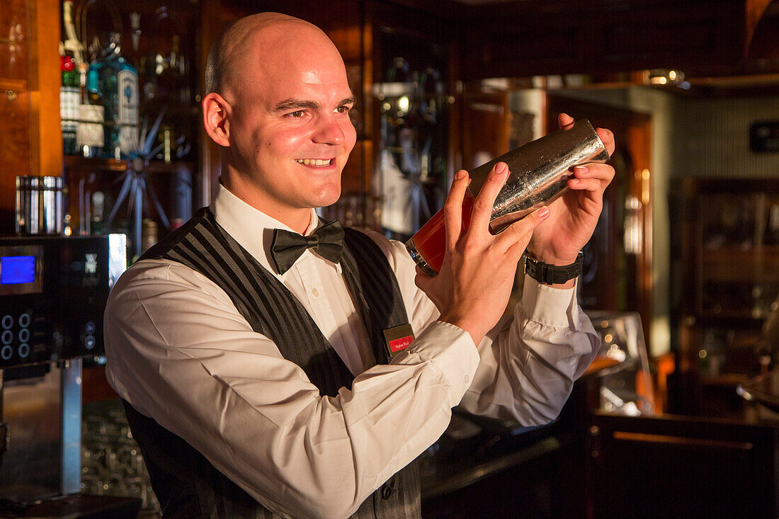 Barkeeper Stefan mit Cocktail Shaker in der Bar Zum Alten Fritz an Bord von Kreuzfahrtschiff MS Deutschland (Reederei Peter Deilmann), Mittelmeer, nahe Italien, Europa