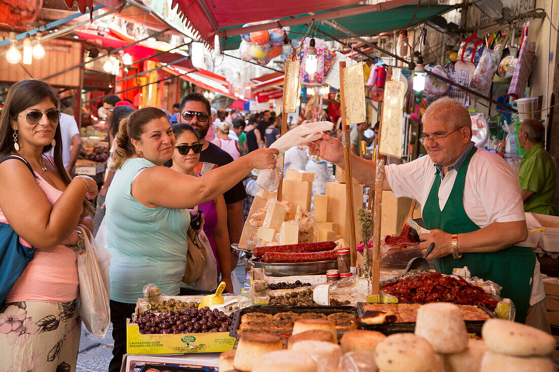 Menschen kaufen Käse an einem Verkaufsstand am Ballaro Markt, Palermo, Sizilien, Italien, Europa