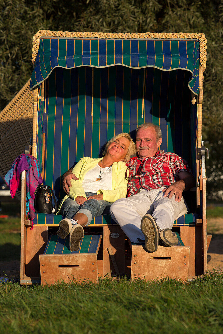 Ehepaar entspannt sich in einem Strandkorb am Ufer der Mainschleife, Nordheim am Main, Franken, Bayern, Deutschland, Europa