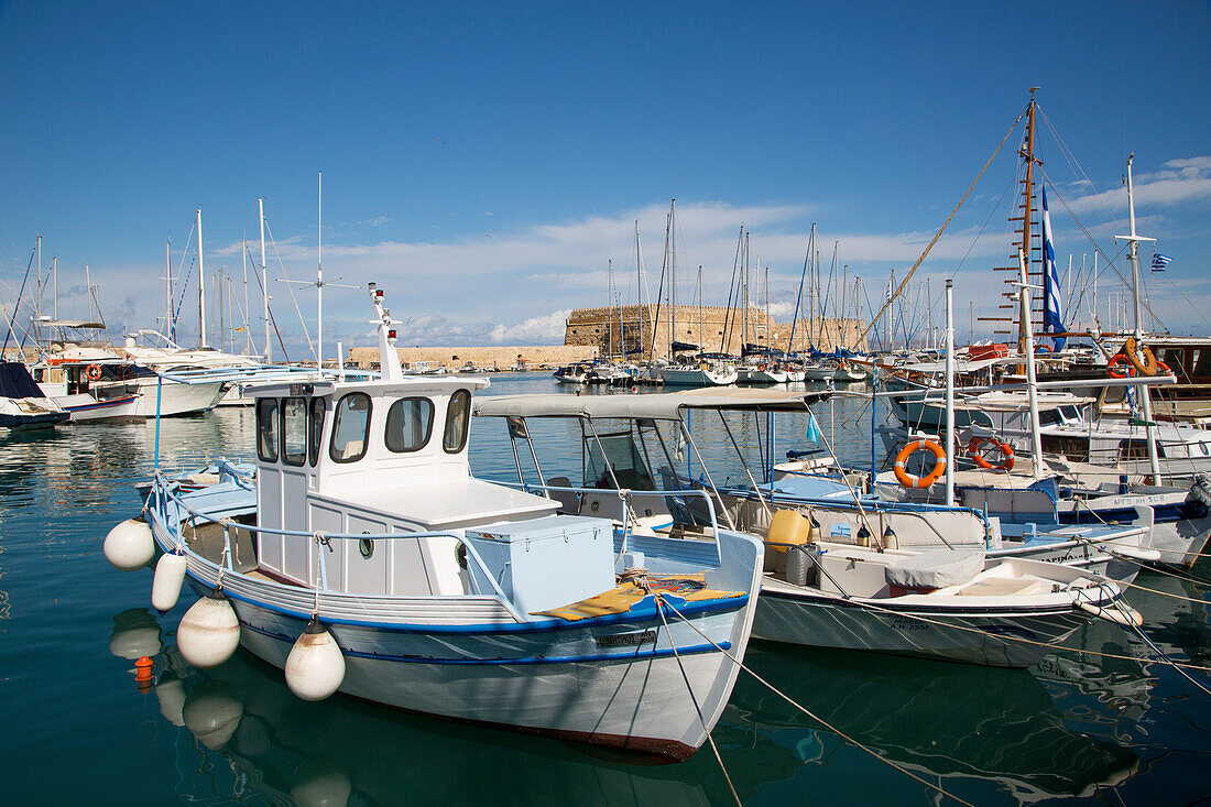 Fischerboote im Hafen mit Festung Koules (Rocca al Mare) im Hintergrund, Heraklion, Kreta, Griechenland, Europa