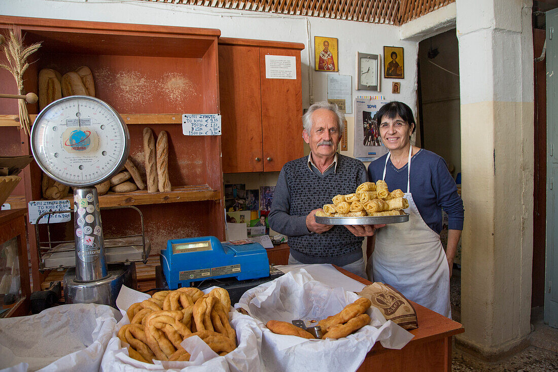 Freundliche Betreiber einer kleinen Bäckerei, Pylos, Peloponnese, Griechenland, Europa