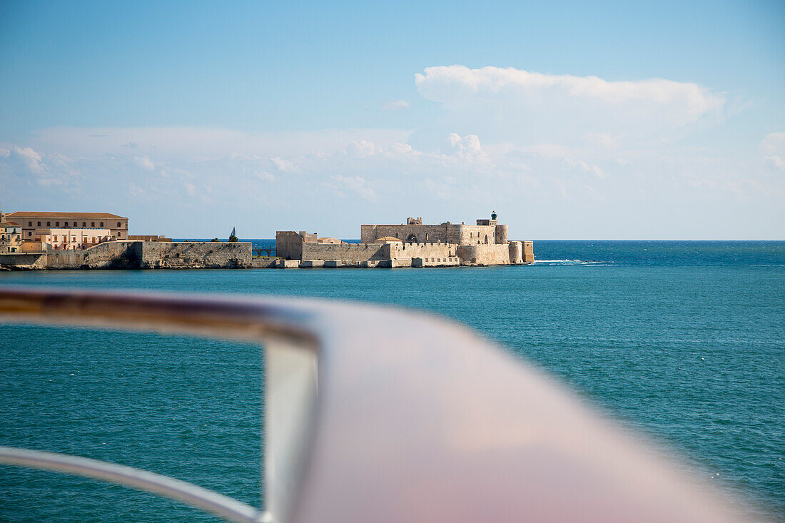 Reling von Kreuzfahrtschiff MS Deutschland (Reederei Peter Deilmann) mit Blick auf Festung Castello Maniace, Syrakus, Sizilien, Italien, Europa