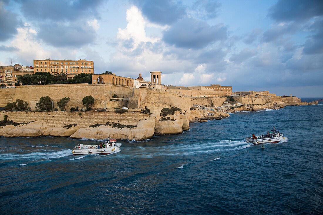 Das Siege-Bell-Monument und Abercrombie's Bastion gesehen von der Einfahrt in den Grand Harbour Hafen, Valletta, Malta, Europa