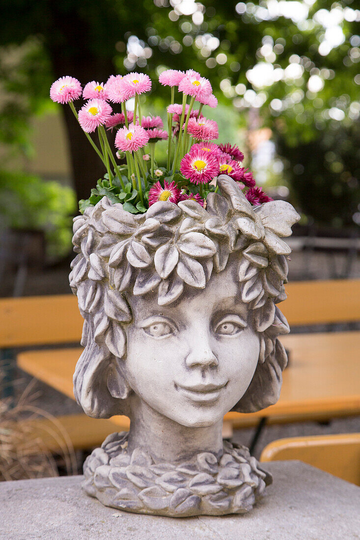 Skulptur von einem Kopf dient als Blumenvase im Biergarten der Brauerei Hartmann, Würgau, nahe Scheßlitz, Franken, Bayern, Deutschland, Europa