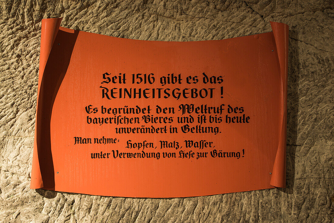 Schild für das Deutsche Reinheitsgebot in den Kellern der Bayreuther Katakomben, Bayreuth, Franken, Bayern, Deutschland, Europa