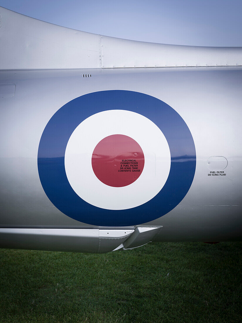 Hawker Hunter RAF Hoheitszeichen, Goodwood Revival 2014, Rennsport, Autorennen, Classic Car, Goodwood, Chichester, Sussex, England, Großbritannien