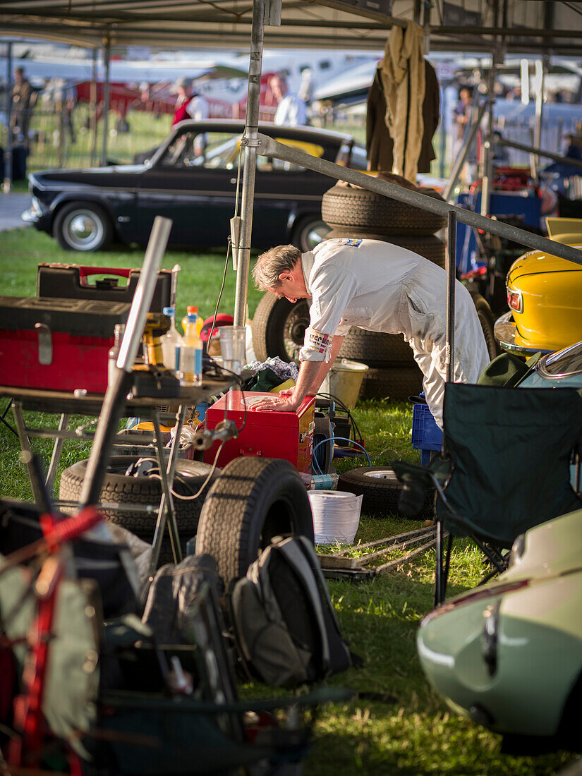 Mechaniker im Fahrerlager, Goodwood Revival 2014, Rennsport, Autorennen, Classic Car, Goodwood, Chichester, Sussex, England, Großbritannien