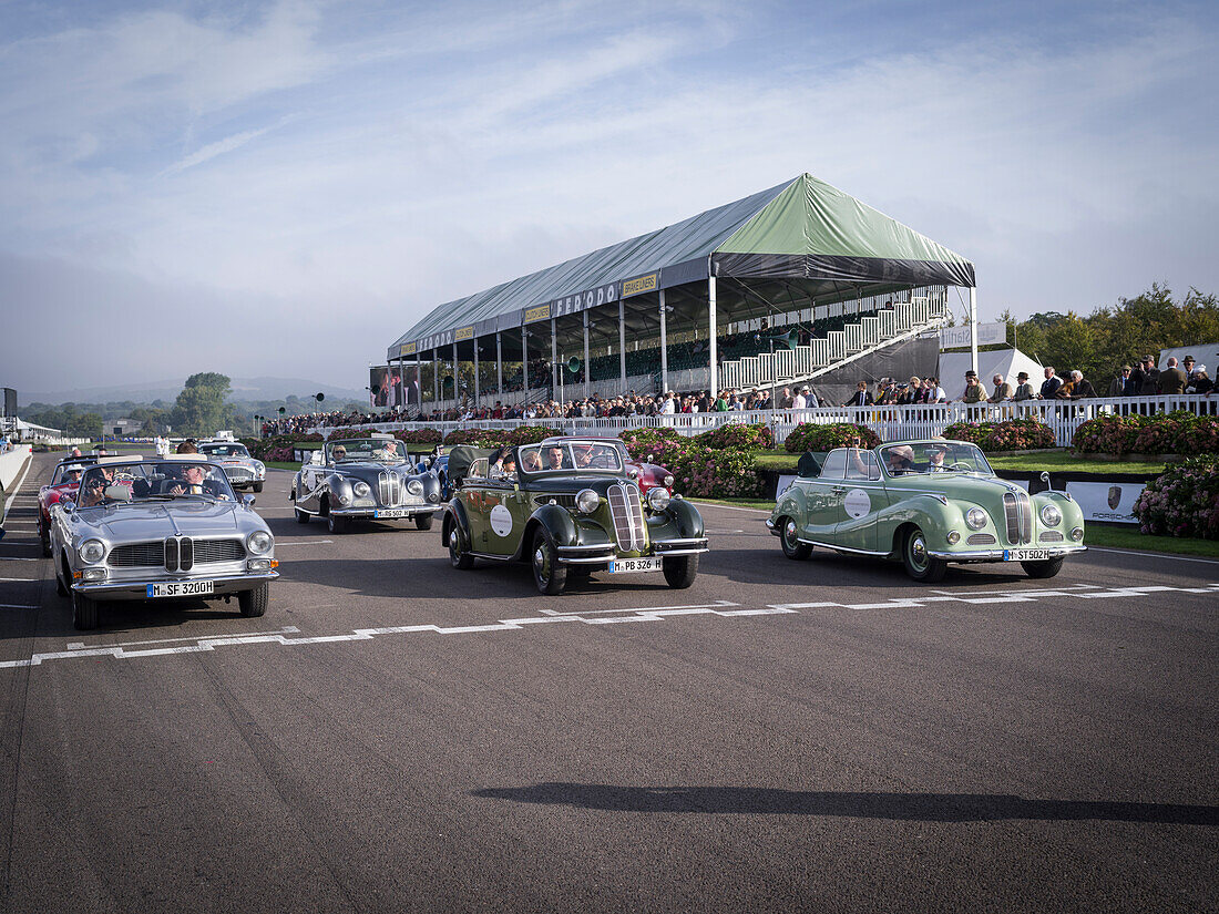 Morgenparade zur Öffnung der Rennstrecke, Goodwood Revival 2014, Rennsport, Autorennen, Classic Car, Goodwood, Chichester, Sussex, England, Großbritannien