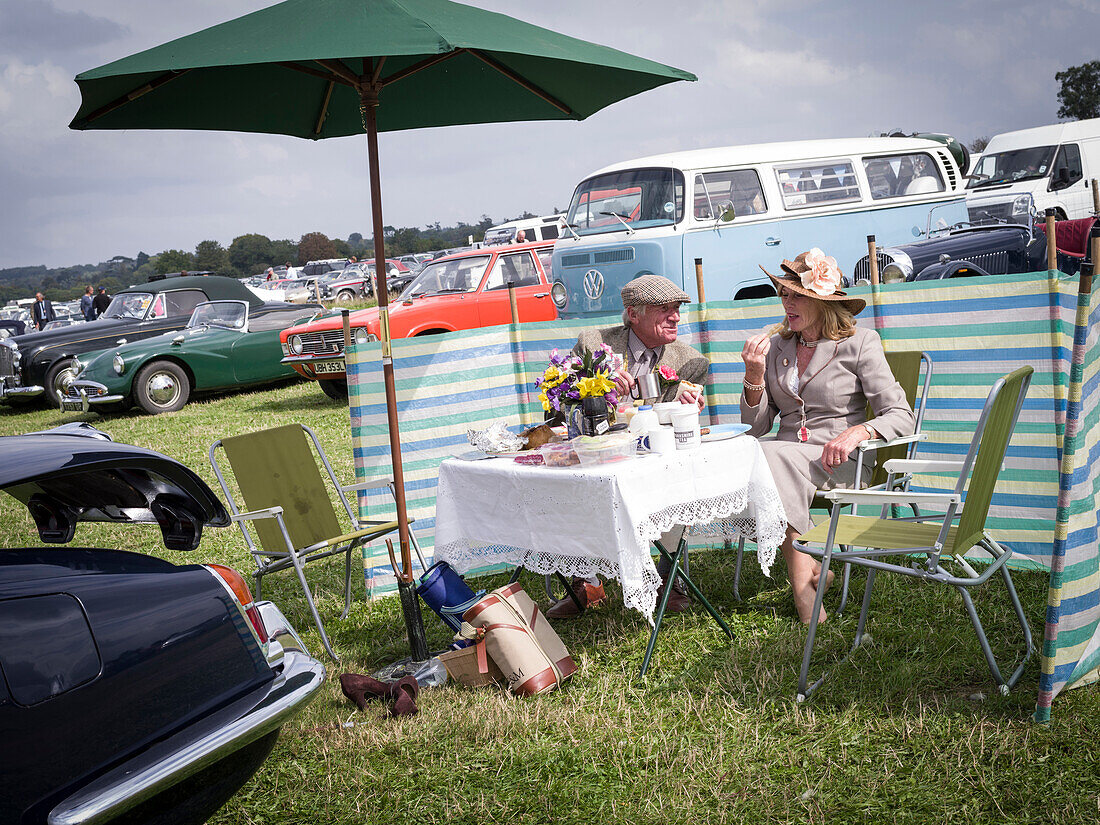Lunch Picknick auf dem Besucherparkplatz, Goodwood Revival 2014, Rennsport, Autorennen, Classic Car, Goodwood, Chichester, Sussex, England, Großbritannien