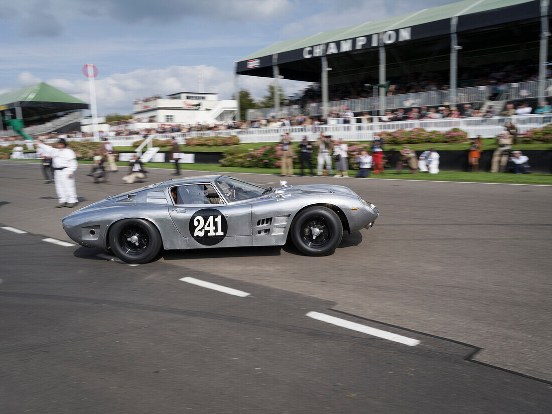 1964 ISO Bizzarini A3C, RAC TT Celebration, Goodwood Revival 2014, Rennsport, Autorennen, Classic Car, Goodwood, Chichester, Sussex, England, Großbritannien