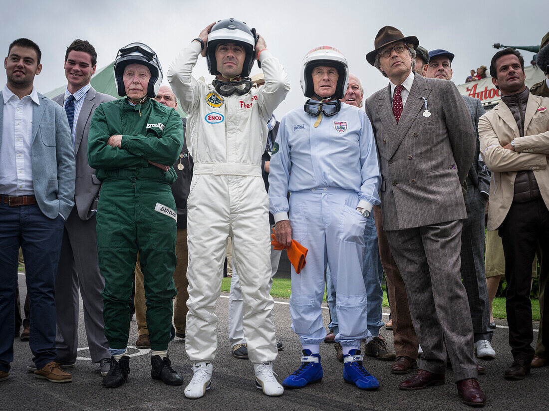 1.Reihe v.l.n.r. John Surtees, Dario Franchitti, Sir Jackie Stewart, Charles Gordon-Lennox, Earl of March and Kinrara, Goodwood Revival, Rennsport, Autorennen, Classic Car, Chichester, Sussex, England, Großbritannien