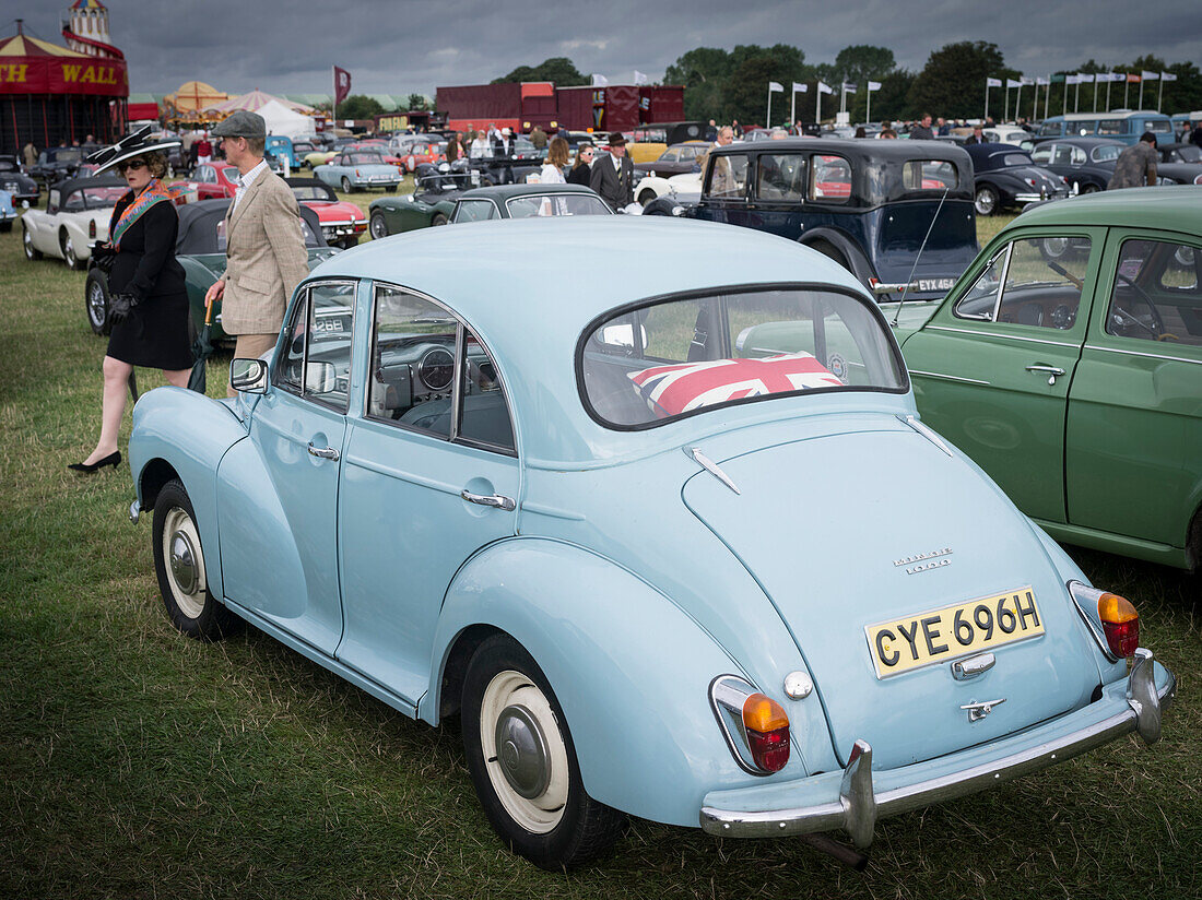 Morris Minor 1000, Parkplatz, Goodwood Revival, Rennsport, Autorennen, Classic Car, Chichester, Sussex, England, Großbritannien