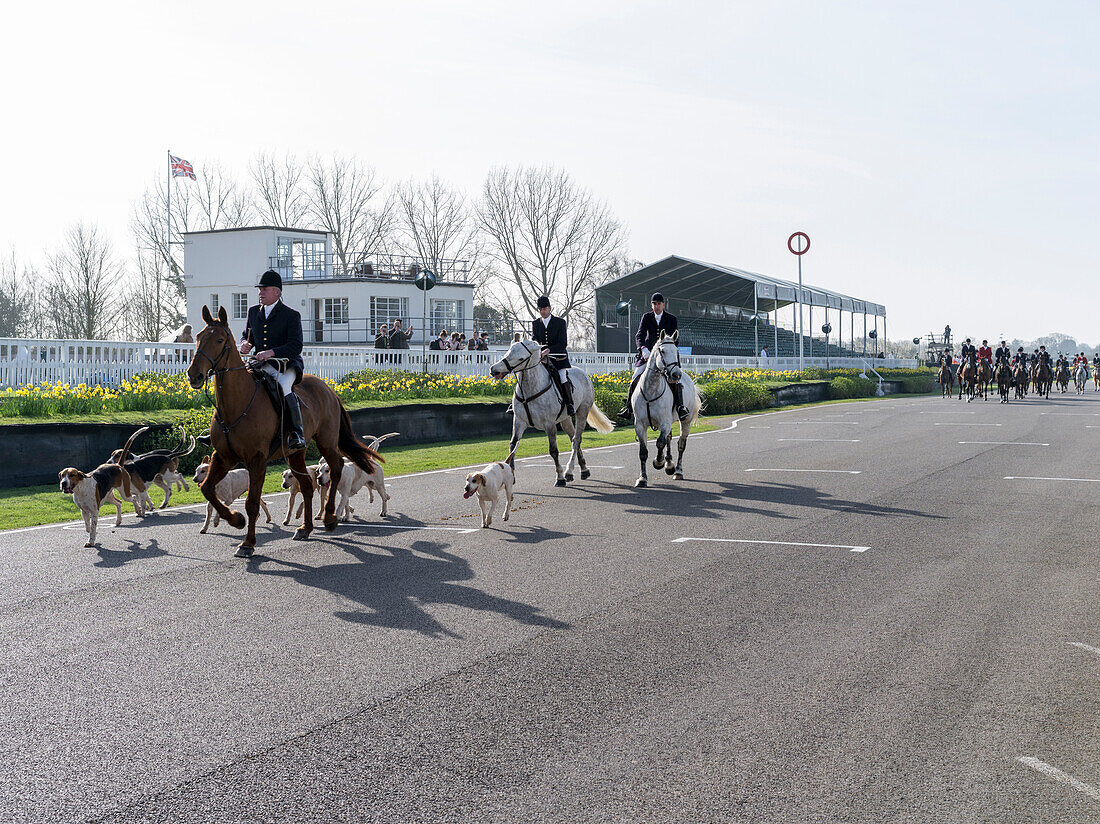 Eröffnung, Track Opening, Reiter und Jagdhunde, 72nd Members Meeting, Rennsport, Autorennen, Classic Car, Goodwood, Chichester, Sussex, England, Großbritannien