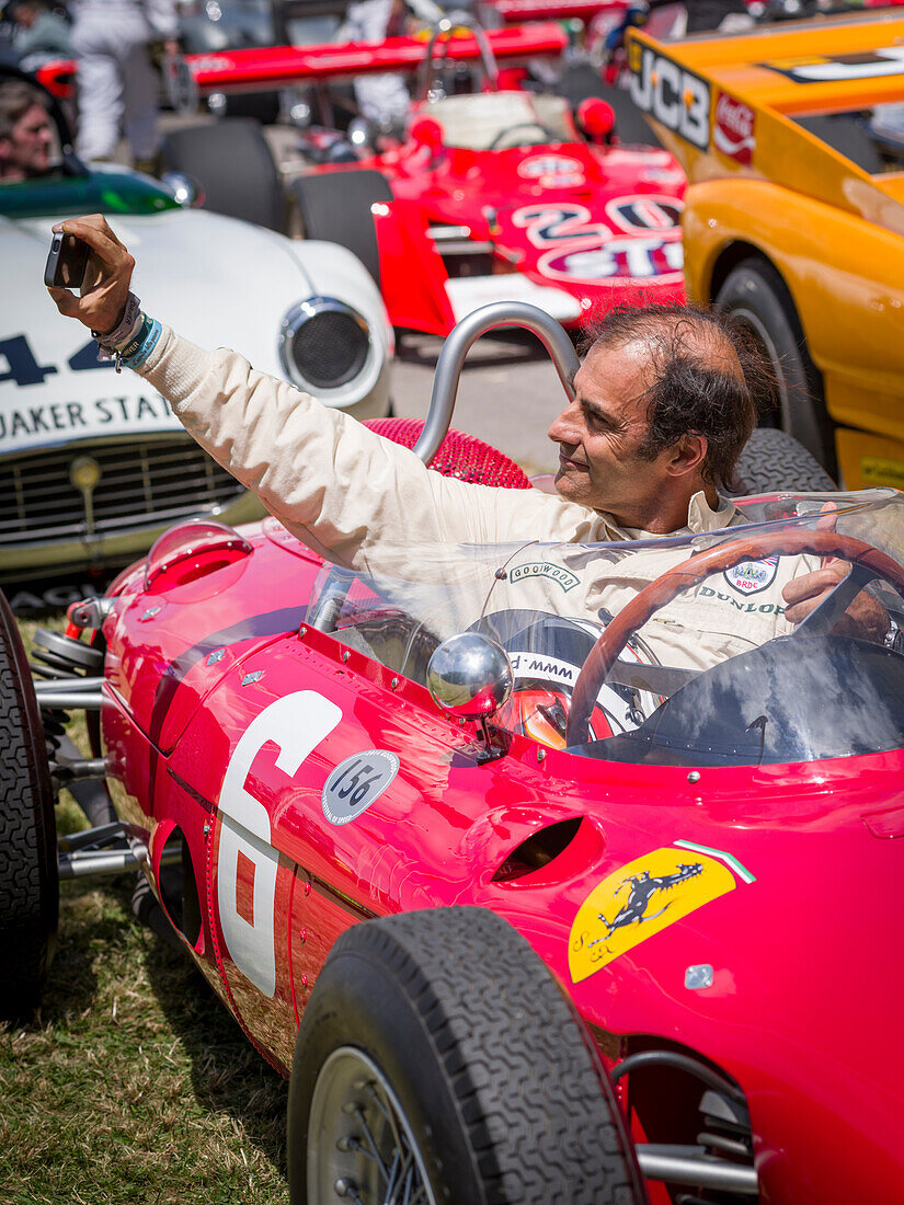 Emanuele Pirro macht ein Selfie, fünffacher LaMans Sieger, 1961 Ferrari 156 Sharknose, Goodwood Festival of Speed 2014, Rennsport, Autorennen, Classic Car, Goodwood, Chichester, Sussex, England, Großbritannien