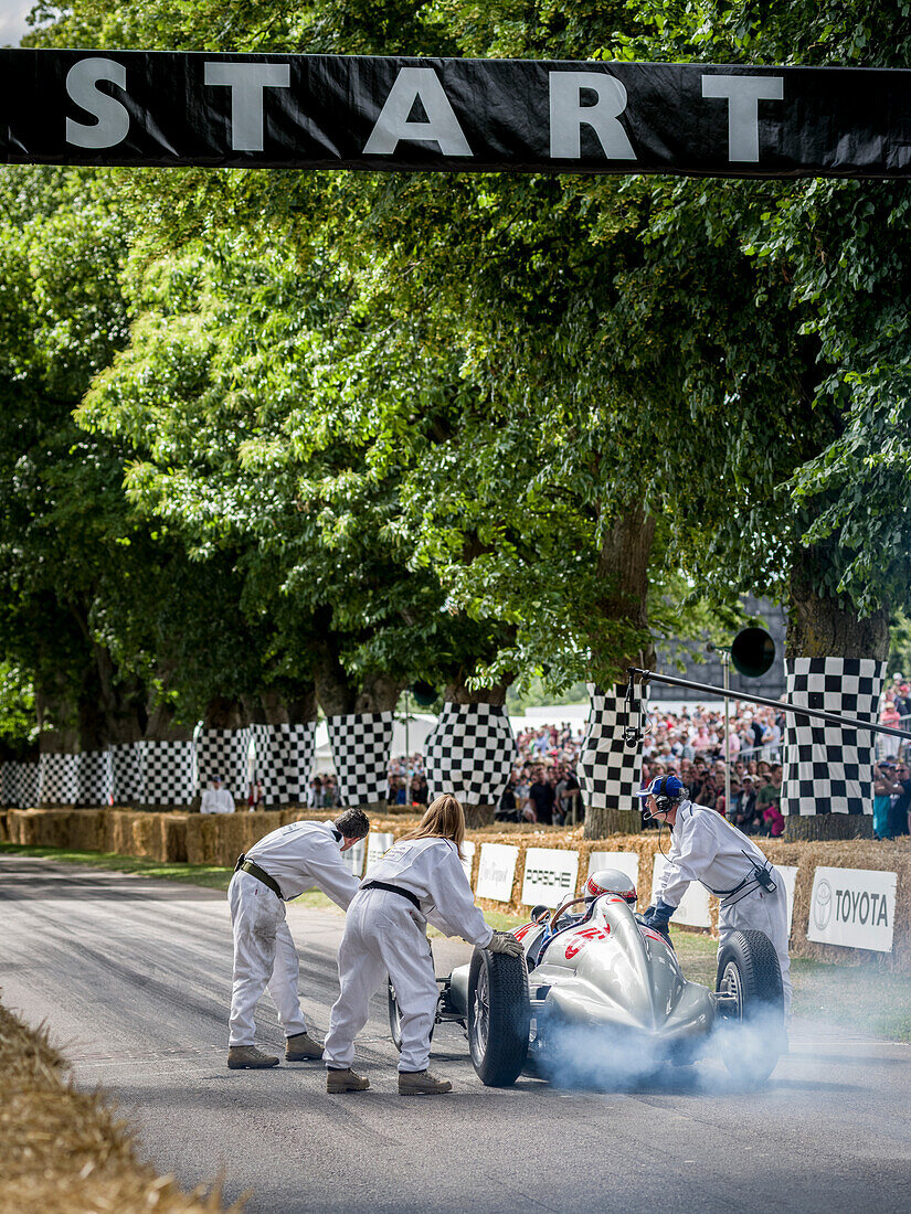 Sir Jackie Stewart im Mercedes-Benz W165 am Start, Goodwood Festival of Speed 2014, Rennsport, Autorennen, Classic Car, Goodwood, Chichester, Sussex, England, Großbritannien