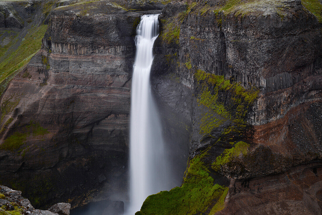 Haifoss (Hoher Wasserfall), Fluss Fossá í Þjórsárdal, Fossardalur Tal, Thjorsardalur Tal, Hochland, Südisland,  Island